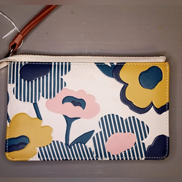 NEW Spartina 449 Tidalholm White Blue Floral Embossed Leather Wrislet Bag - Picture 2 of 6